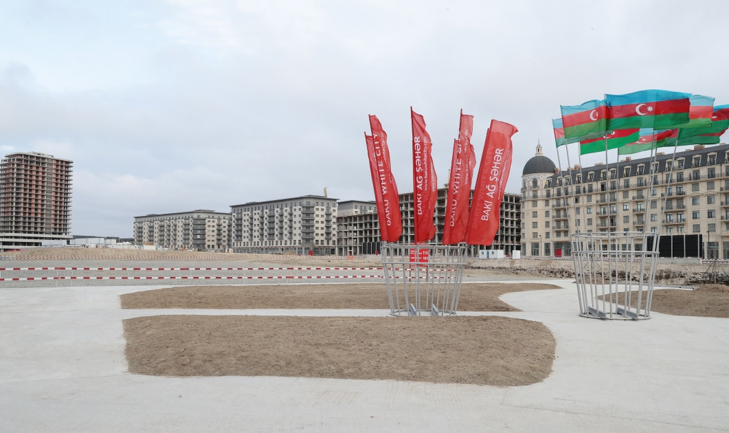 Prezident Bakı Ağ Şəhərin Mərkəzi Park Kvartalında tikinti, abadlıq işləri və Ofis binasında yaradılan şərait ilə tanış olub - FOTO 