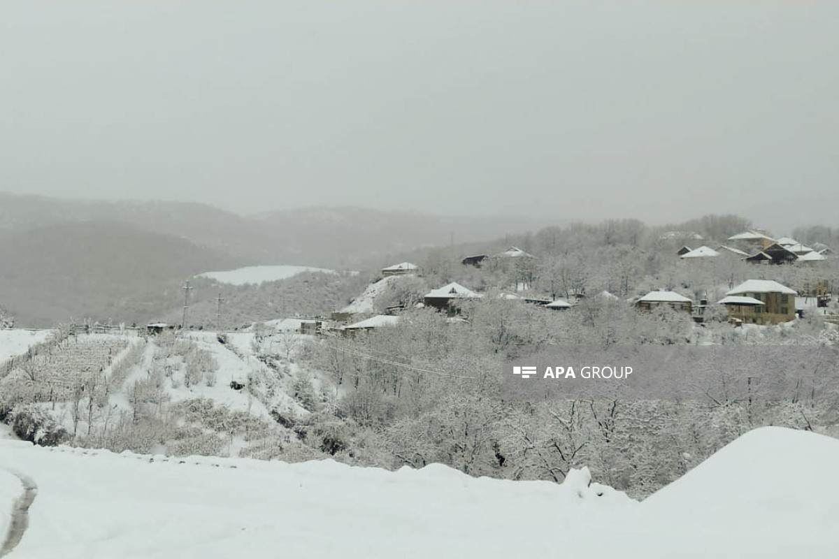 Bəzi yerlərdə sulu qar, qar yağır