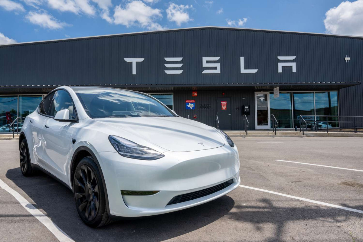 Teslanın illik mənfəəti azalıb