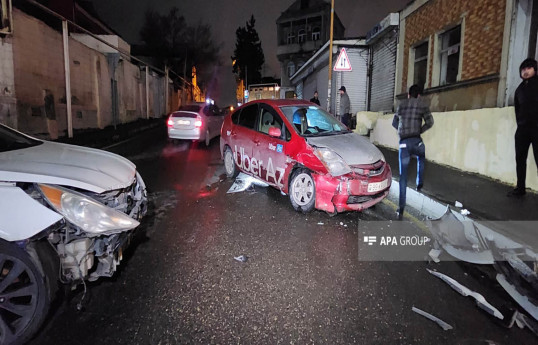 Bakıda yol kəsişməsində maşınlar toqquşub - FOTO 