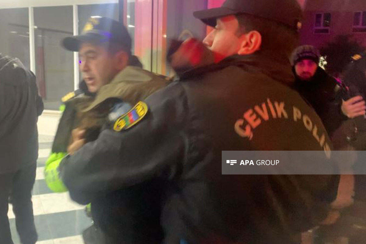 Bakıda polislər intihara cəhd edən şəxsi xilas ediblər - FOTO  - VİDEO 