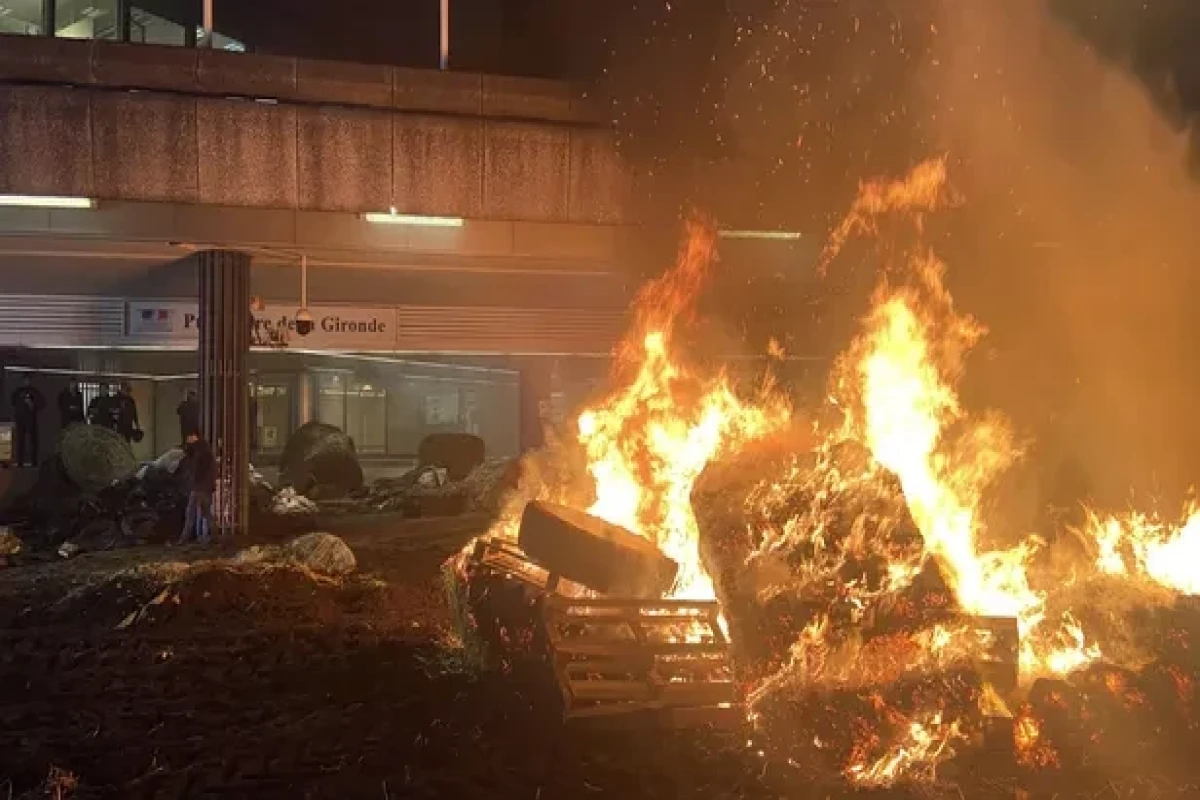 Fransız fermerlər Parisdə yolları bloklayacaqlarını elan ediblər