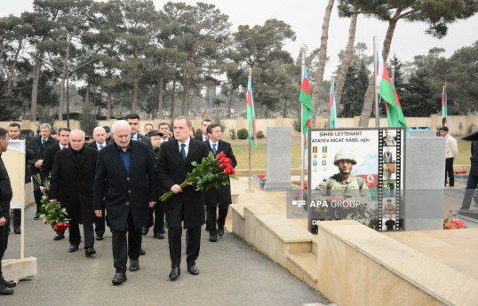 XİN-in rəhbər heyəti İranda terror aktında şəhid olan Orxan Əsgərovun məzarını ziyarət edib - FOTO 