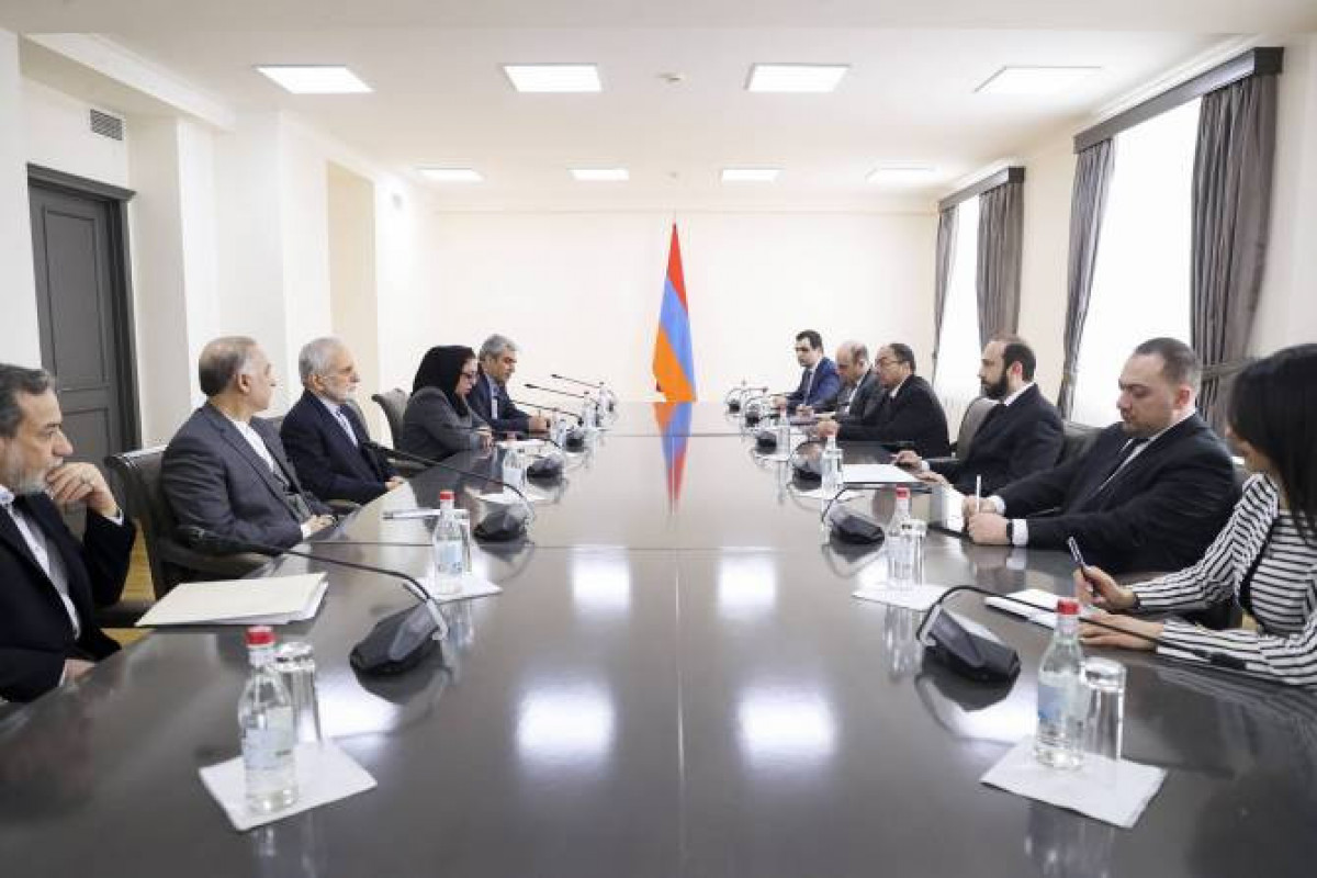 Mirzoyan Xameneinin müşaviri ilə görüşüb