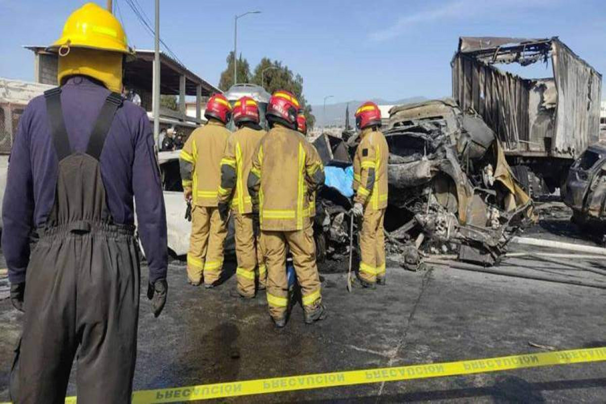 Meksikada ikimərtəbəli avtobus qəzaya uğrayıb, 20 nəfər ölüb