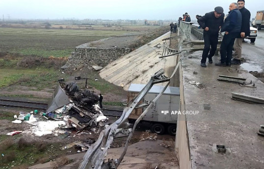 Beyləqanda yük avtomobili körpüdən aşıb, 3 nəfər  ölüb - YENİLƏNİB-3  - FOTO 