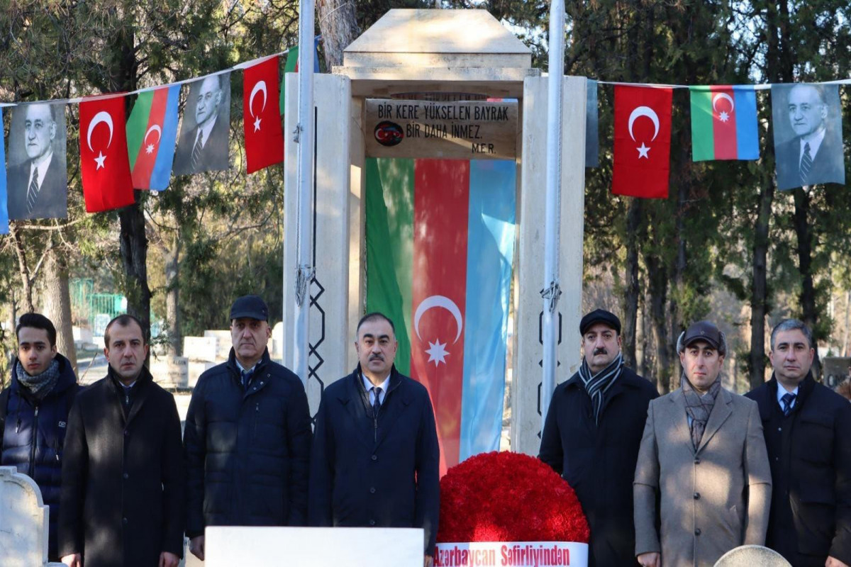 Azərbaycanın Türkiyədəki səfirliyinin əməkdaşları Məhəmməd Əmin Rəsulzadənin məzarını ziyarət edib - FOTO 