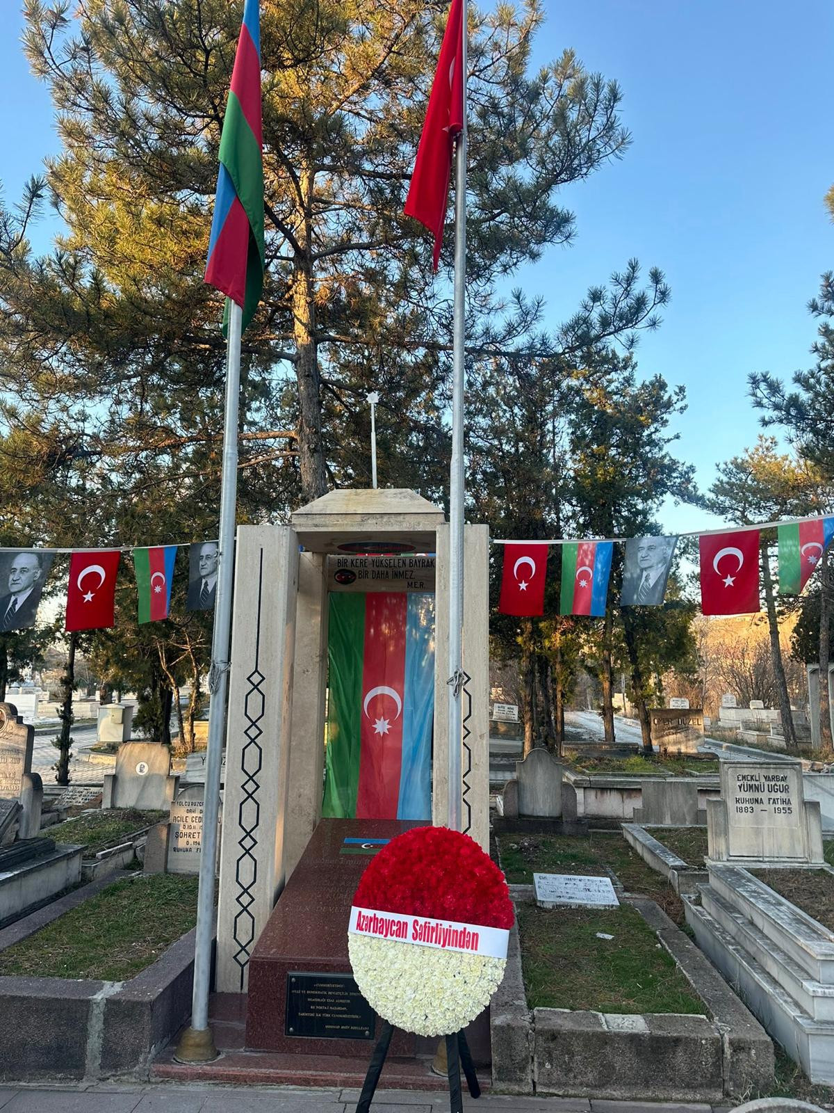 Türkiyədəki səfirimiz Rəsulzadənin məzarında - FOTOLAR 2 Azərbaycanın Türkiyədəki səfirliyinin əməkdaşları Məhəmməd Əmin Rəsulzadənin məzarını ziyarət edib - FOTO