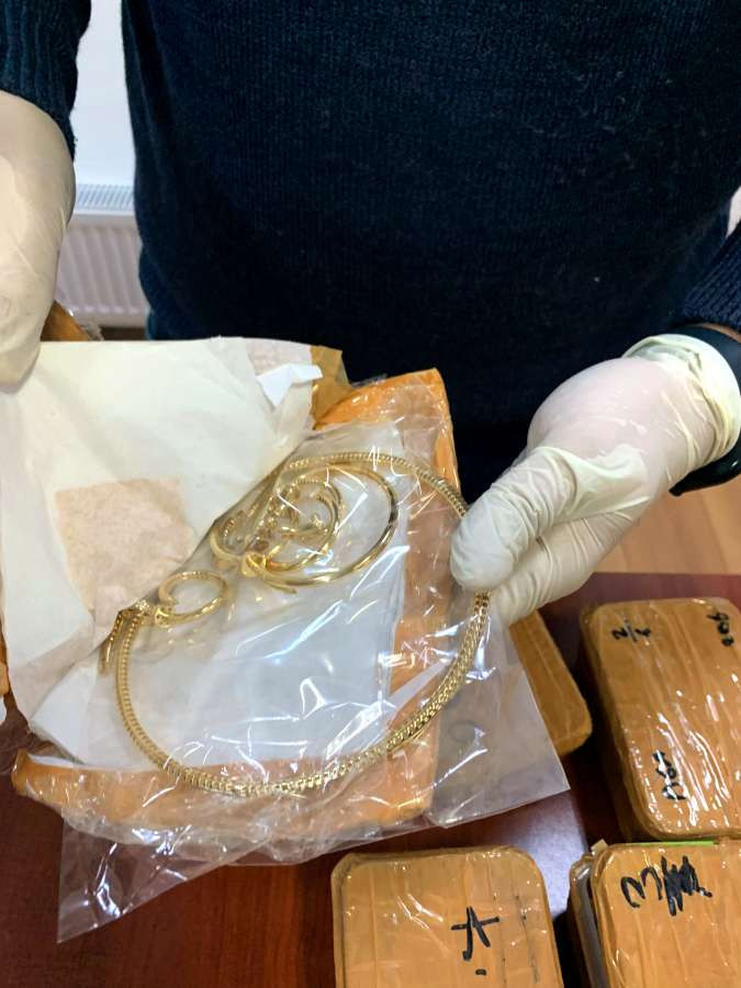 Hava limanında Türkiyədən gətirilən 8,4 kq qızıl-zinət əşyaları saxlanılıb - FOTO 
