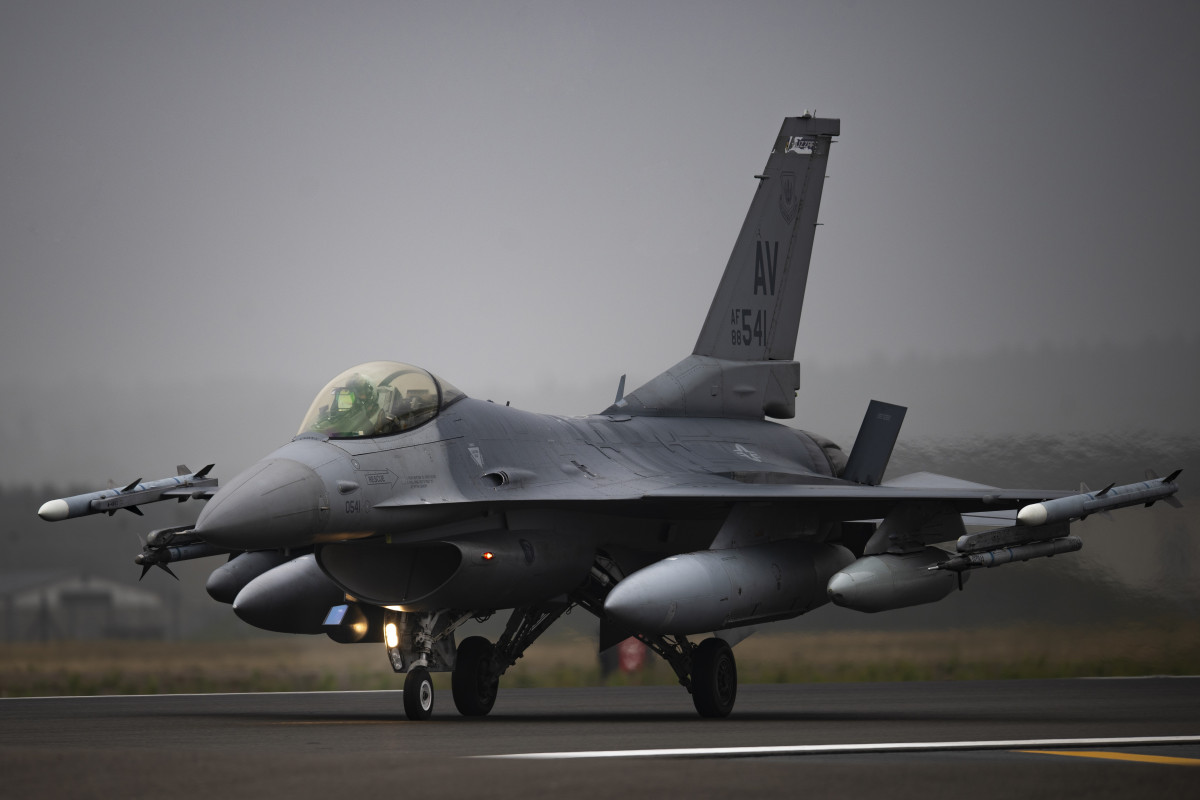 ABŞ bir sıra müttəfiqlərinə F-16 qırıcıları üçün radioelektron mübarizə sistemləri verəcək