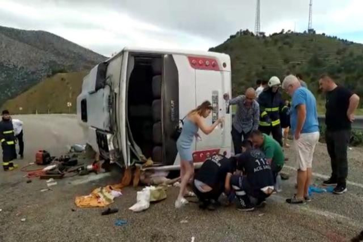 Antalyada rusiyalı turistləri daşıyan avtobus qəzaya uğrayıb, yaralılar var