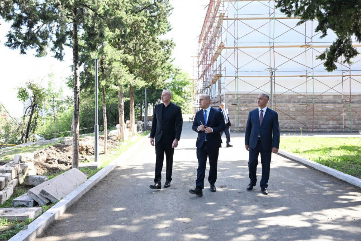 Prezident Xankəndidə Qarabağ Universitetində görülən işlərlə tanış olub - FOTO 