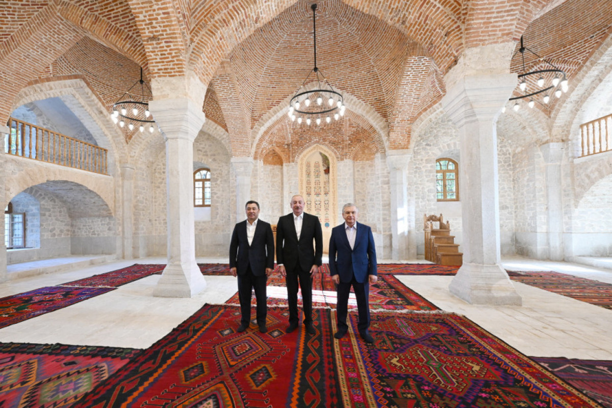 Prezidentlər Şuşada gəzintiyə çıxdı - FOTOLAR 3 Azərbaycan, Özbəkistan və Qırğızıstan prezidentləri Şuşada birinci yaşayış kompleksində və Aşağı Gövhər Ağa məscidində olub, şəhəri gəziblər - FOTO