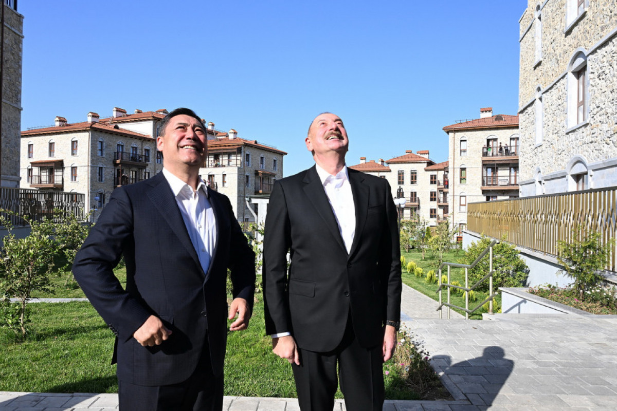 Prezidentlər Şuşada gəzintiyə çıxdı - FOTOLAR 4 Azərbaycan, Özbəkistan və Qırğızıstan prezidentləri Şuşada birinci yaşayış kompleksində və Aşağı Gövhər Ağa məscidində olub, şəhəri gəziblər - FOTO