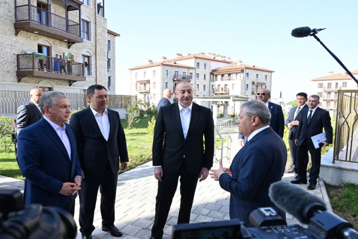 Prezidentlər Şuşada gəzintiyə çıxdı - FOTOLAR 5 Azərbaycan, Özbəkistan və Qırğızıstan prezidentləri Şuşada birinci yaşayış kompleksində və Aşağı Gövhər Ağa məscidində olub, şəhəri gəziblər - FOTO