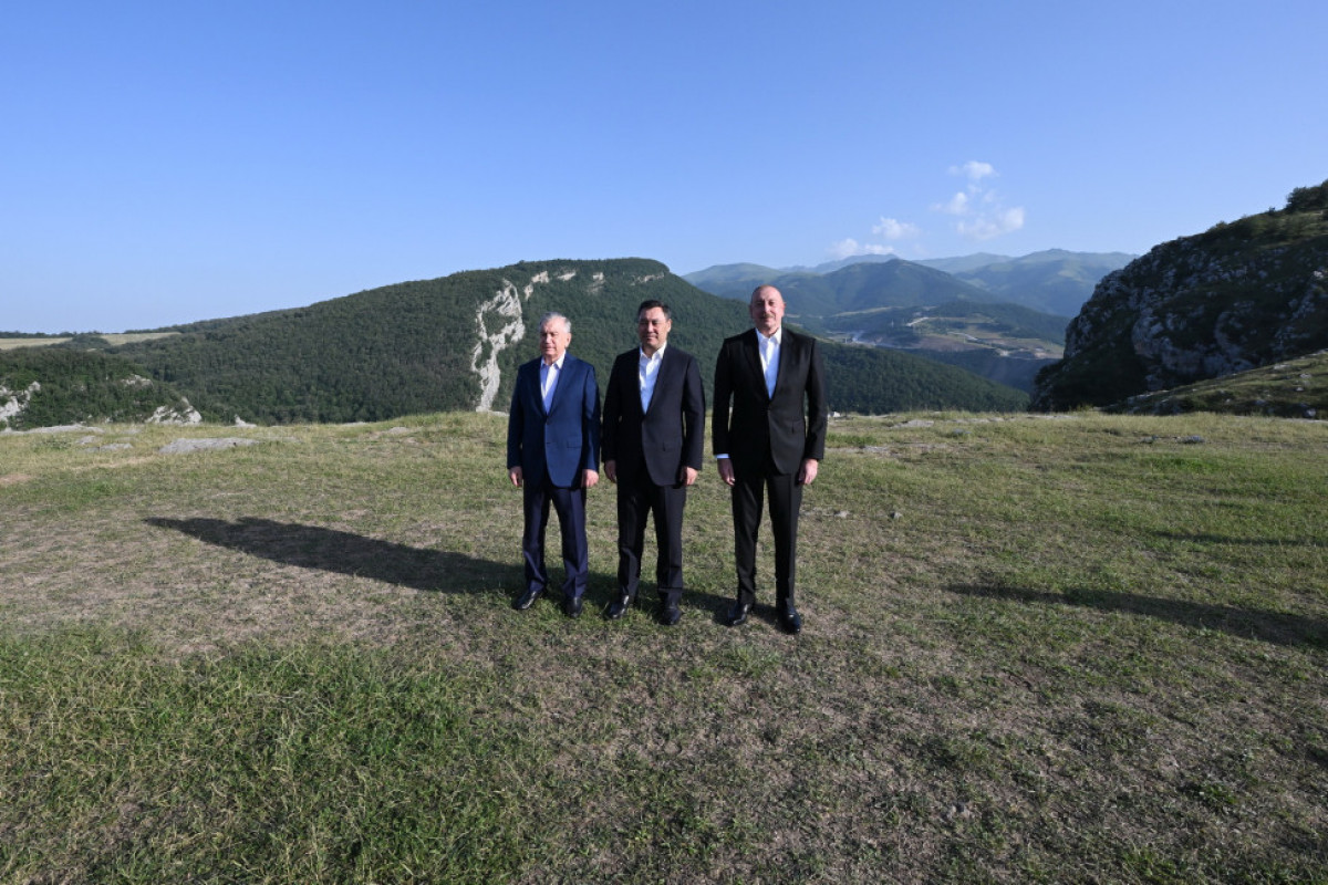 Prezidentlər Şuşada gəzintiyə çıxdı - FOTOLAR 6 Azərbaycan, Özbəkistan və Qırğızıstan prezidentləri Şuşada birinci yaşayış kompleksində və Aşağı Gövhər Ağa məscidində olub, şəhəri gəziblər - FOTO