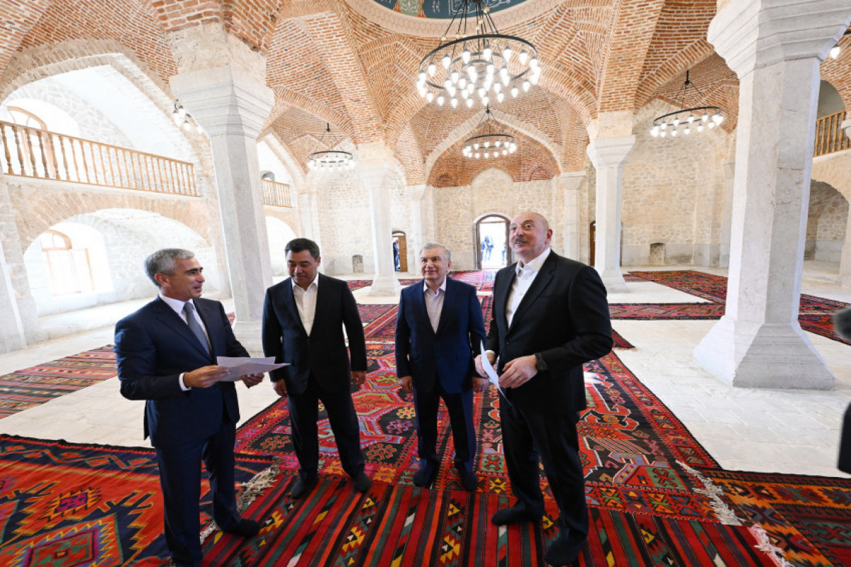 Prezidentlər Şuşada gəzintiyə çıxdı - FOTOLAR 7 Azərbaycan, Özbəkistan və Qırğızıstan prezidentləri Şuşada birinci yaşayış kompleksində və Aşağı Gövhər Ağa məscidində olub, şəhəri gəziblər - FOTO