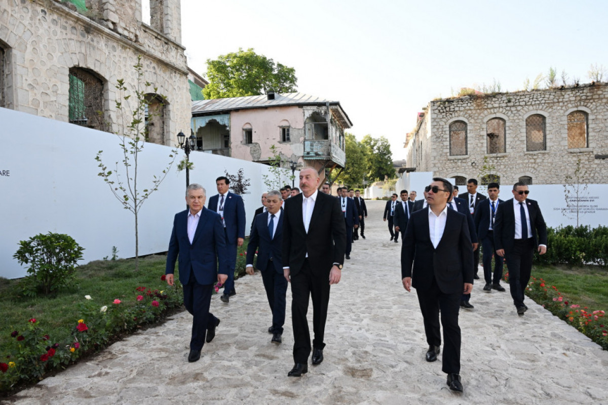 Prezidentlər Şuşada gəzintiyə çıxdı - FOTOLAR 9 Azərbaycan, Özbəkistan və Qırğızıstan prezidentləri Şuşada birinci yaşayış kompleksində və Aşağı Gövhər Ağa məscidində olub, şəhəri gəziblər - FOTO