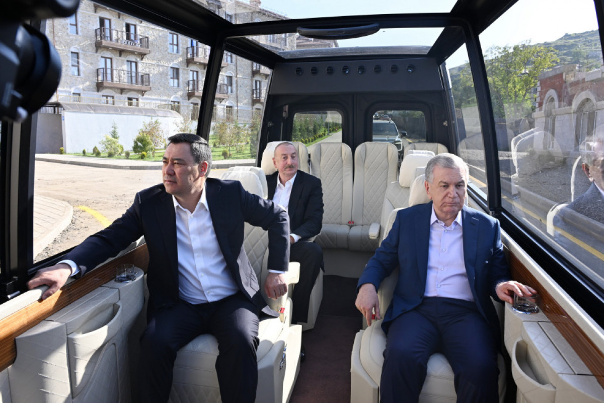 Prezidentlər Şuşada gəzintiyə çıxdı - FOTOLAR 11 Azərbaycan, Özbəkistan və Qırğızıstan prezidentləri Şuşada birinci yaşayış kompleksində və Aşağı Gövhər Ağa məscidində olub, şəhəri gəziblər - FOTO