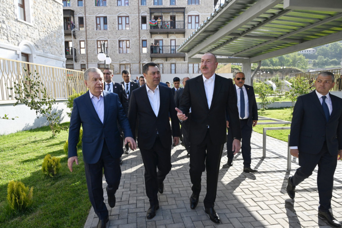 Prezidentlər Şuşada gəzintiyə çıxdı - FOTOLAR 13 Azərbaycan, Özbəkistan və Qırğızıstan prezidentləri Şuşada birinci yaşayış kompleksində və Aşağı Gövhər Ağa məscidində olub, şəhəri gəziblər - FOTO