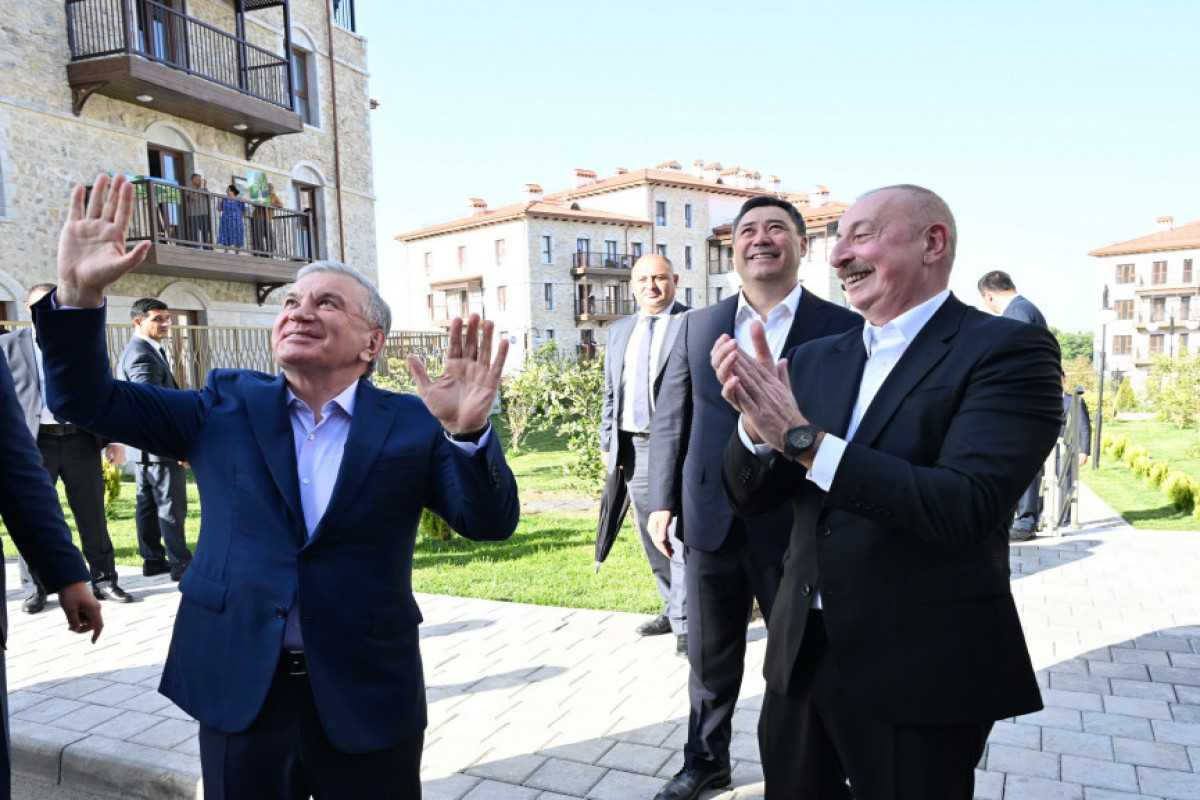Prezidentlər Şuşada gəzintiyə çıxdı - FOTOLAR 14 Azərbaycan, Özbəkistan və Qırğızıstan prezidentləri Şuşada birinci yaşayış kompleksində və Aşağı Gövhər Ağa məscidində olub, şəhəri gəziblər - FOTO