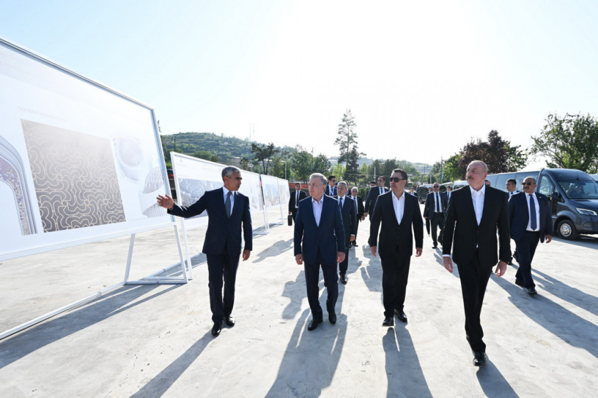 Prezidentlər Şuşada gəzintiyə çıxdı - FOTOLAR 15 Azərbaycan, Özbəkistan və Qırğızıstan prezidentləri Şuşada birinci yaşayış kompleksində və Aşağı Gövhər Ağa məscidində olub, şəhəri gəziblər - FOTO