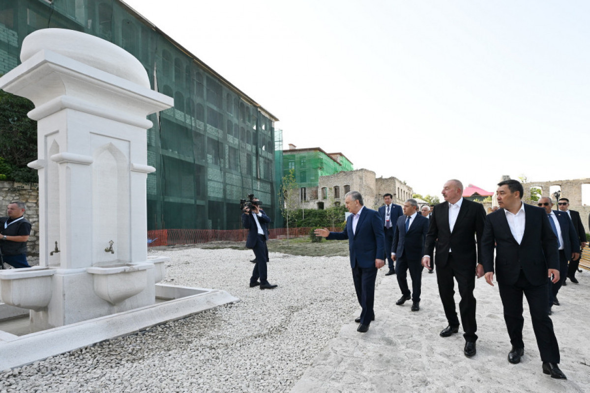 Prezidentlər Şuşada gəzintiyə çıxdı - FOTOLAR 16 Azərbaycan, Özbəkistan və Qırğızıstan prezidentləri Şuşada birinci yaşayış kompleksində və Aşağı Gövhər Ağa məscidində olub, şəhəri gəziblər - FOTO