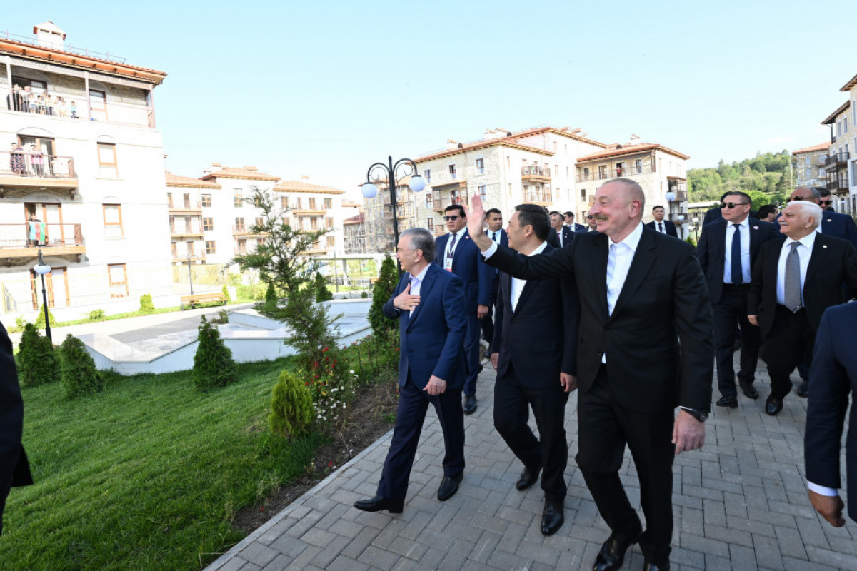Prezidentlər Şuşada gəzintiyə çıxdı - FOTOLAR 17 Azərbaycan, Özbəkistan və Qırğızıstan prezidentləri Şuşada birinci yaşayış kompleksində və Aşağı Gövhər Ağa məscidində olub, şəhəri gəziblər - FOTO