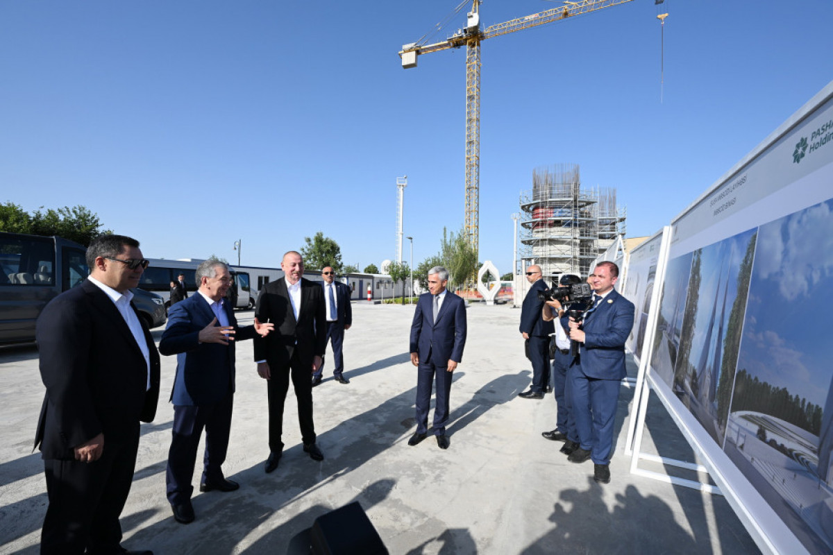 Prezidentlər Şuşada gəzintiyə çıxdı - FOTOLAR 18 Azərbaycan, Özbəkistan və Qırğızıstan prezidentləri Şuşada birinci yaşayış kompleksində və Aşağı Gövhər Ağa məscidində olub, şəhəri gəziblər - FOTO