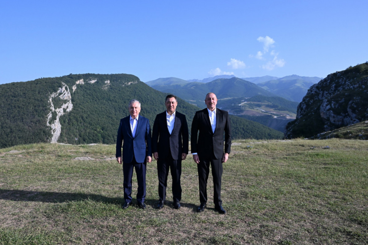 Prezidentlər Şuşada gəzintiyə çıxdı - FOTOLAR 19 Azərbaycan, Özbəkistan və Qırğızıstan prezidentləri Şuşada birinci yaşayış kompleksində və Aşağı Gövhər Ağa məscidində olub, şəhəri gəziblər - FOTO