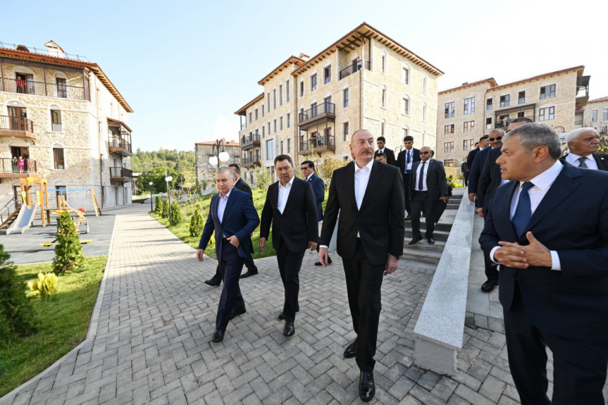 Prezidentlər Şuşada gəzintiyə çıxdı - FOTOLAR 20 Azərbaycan, Özbəkistan və Qırğızıstan prezidentləri Şuşada birinci yaşayış kompleksində və Aşağı Gövhər Ağa məscidində olub, şəhəri gəziblər - FOTO