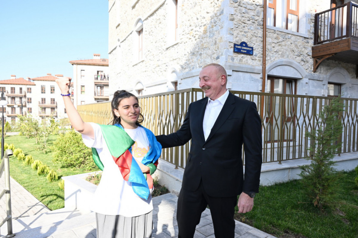 Prezidentlər Şuşada gəzintiyə çıxdı - FOTOLAR 21 Azərbaycan, Özbəkistan və Qırğızıstan prezidentləri Şuşada birinci yaşayış kompleksində və Aşağı Gövhər Ağa məscidində olub, şəhəri gəziblər - FOTO