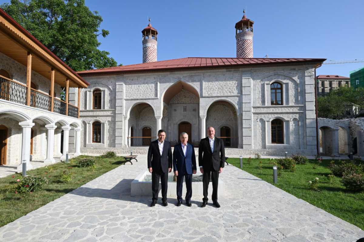 Prezidentlər Şuşada gəzintiyə çıxdı - FOTOLAR 23 Azərbaycan, Özbəkistan və Qırğızıstan prezidentləri Şuşada birinci yaşayış kompleksində və Aşağı Gövhər Ağa məscidində olub, şəhəri gəziblər - FOTO