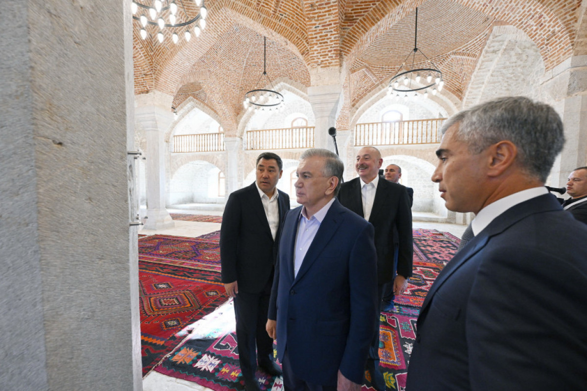 Prezidentlər Şuşada gəzintiyə çıxdı - FOTOLAR 24 Azərbaycan, Özbəkistan və Qırğızıstan prezidentləri Şuşada birinci yaşayış kompleksində və Aşağı Gövhər Ağa məscidində olub, şəhəri gəziblər - FOTO