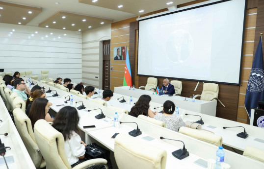 UNEC rektoru abituriyent və valideynlərlə görüşüb