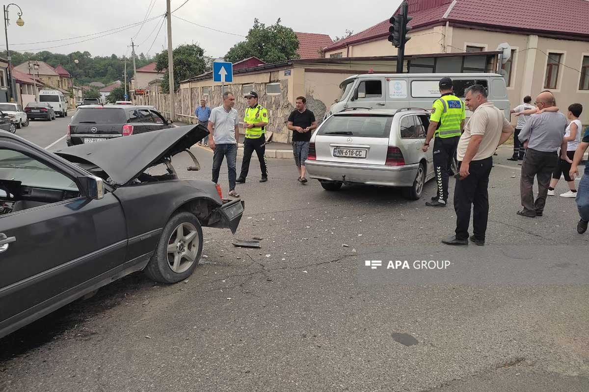 Qubada təcili yardım avtomobili zəncirvarı qəzaya düşüb - FOTO 