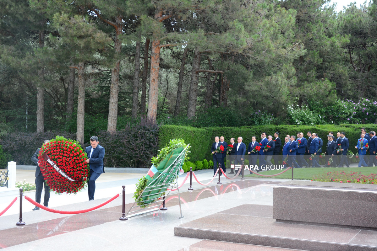 XİN kollektivi Fəxri Xiyabanı və Şəhidlər Xiyabanını ziyarət edib - FOTO 