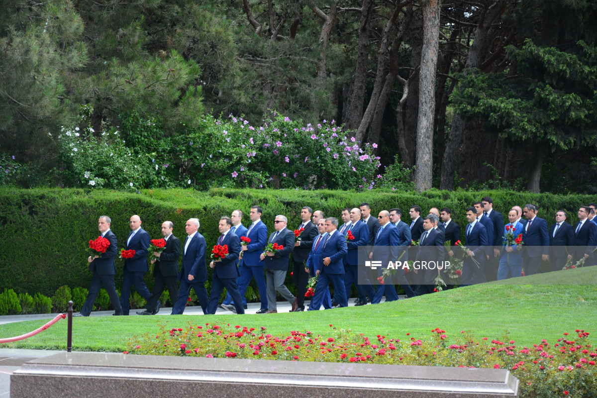 XİN kollektivi Fəxri Xiyabanı və Şəhidlər Xiyabanını ziyarət edib - FOTO 