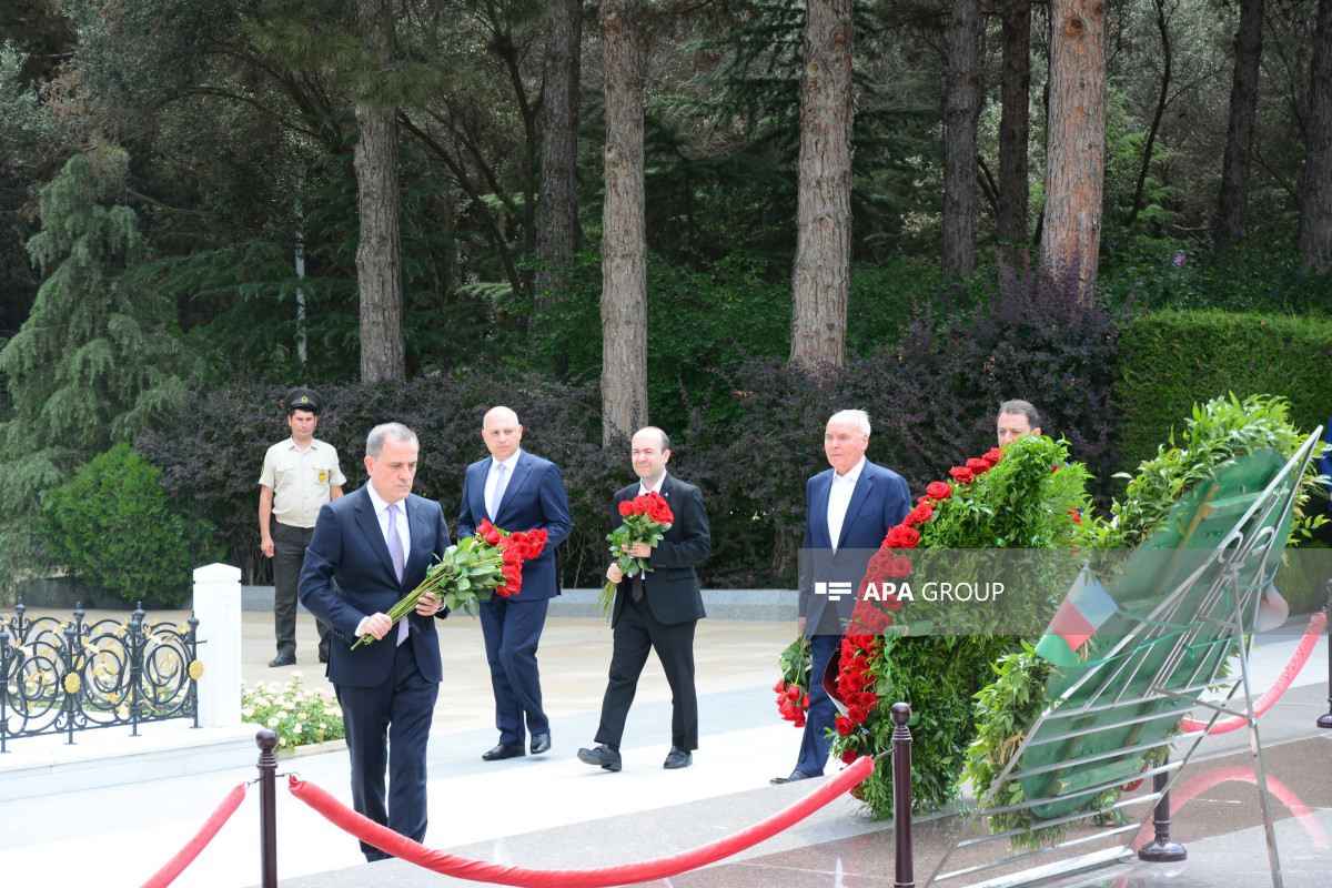 XİN kollektivi Fəxri Xiyabanı və Şəhidlər Xiyabanını ziyarət edib - FOTO 