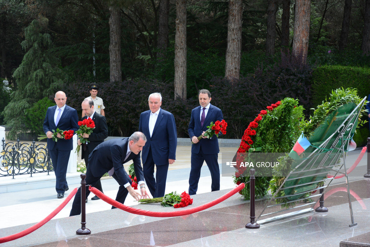 XİN kollektivi Fəxri Xiyabanı və Şəhidlər Xiyabanını ziyarət edib - FOTO 