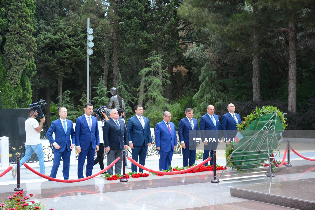 XİN kollektivi Fəxri Xiyabanı və Şəhidlər Xiyabanını ziyarət edib - FOTO 