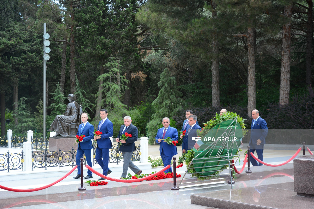 XİN kollektivi Fəxri Xiyabanı və Şəhidlər Xiyabanını ziyarət edib - FOTO 