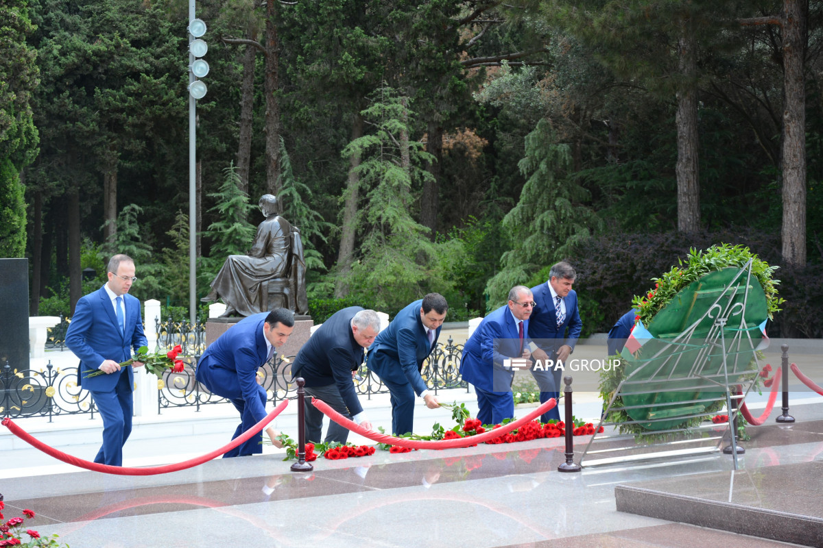 XİN kollektivi Fəxri Xiyabanı və Şəhidlər Xiyabanını ziyarət edib - FOTO 