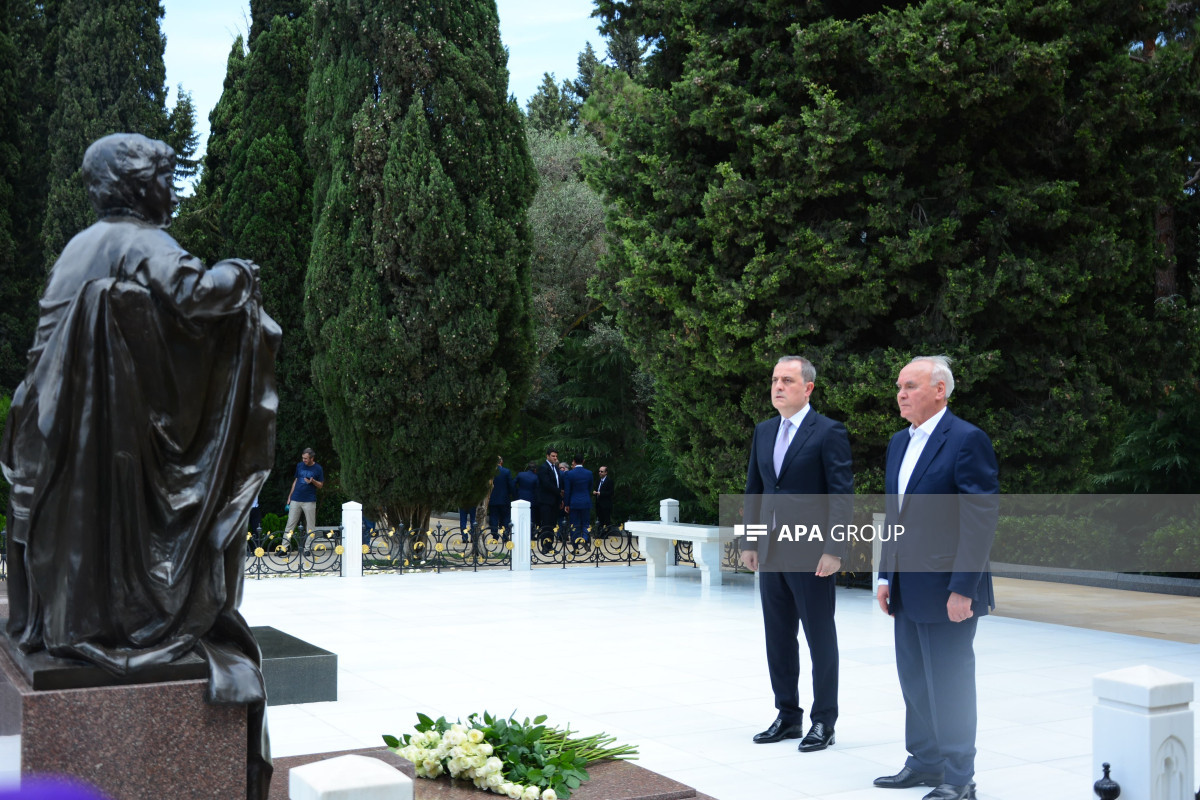 XİN kollektivi Fəxri Xiyabanı və Şəhidlər Xiyabanını ziyarət edib - FOTO 