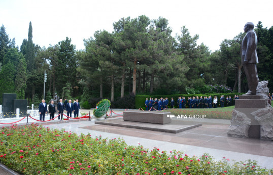 XİN kollektivi Fəxri Xiyabanı və Şəhidlər Xiyabanını ziyarət edib - FOTO 