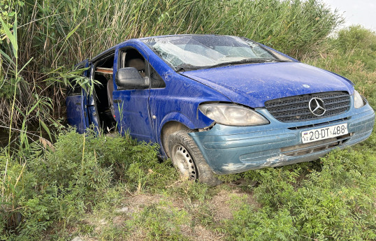 Kürdəmirdə mikroavtobus su kanalına düşüb, xəsarət alanlar var
