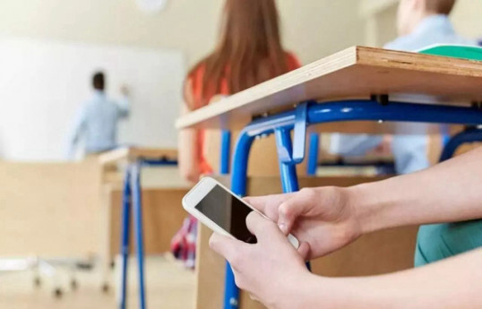 İtaliyada ibtidai siniflərdə mobil telefon qadağan edilib