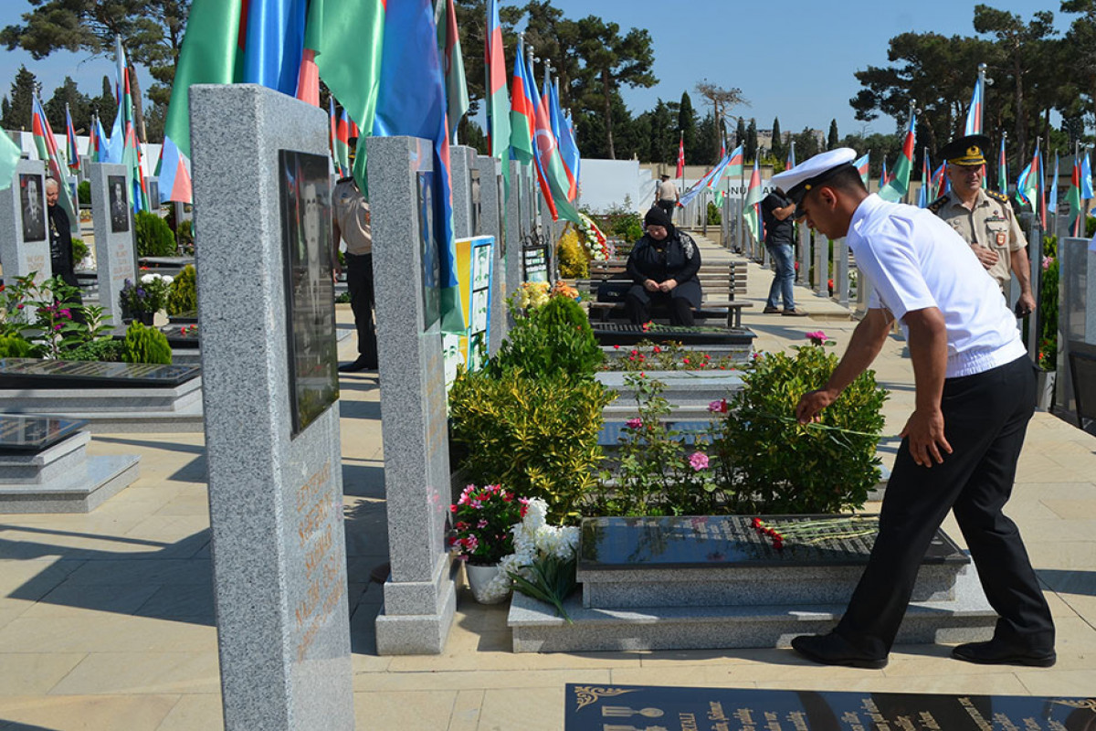 Müdafiə Nazirliyinin şəxsi heyəti İkinci Şəhidlər xiyabanını ziyarət edib