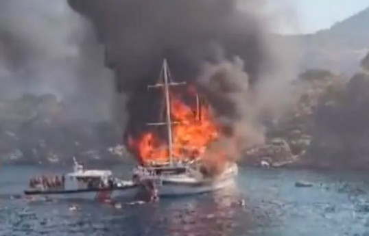Marmaris sahillərində turist gəmisi yanıb, 4 sərnişin xəsarət alıb