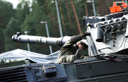 Almaniyada təlimə gedən tank avtomagistrala atəş açıb